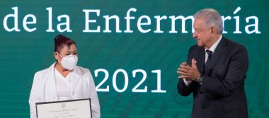 Presidente entrega reconocimientos por el Día Nacional de la Enfermería, su labor ha sido fundamental durante la pandemia, señaló.