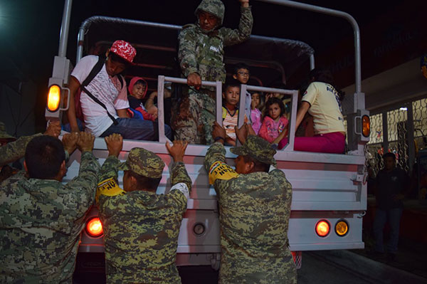 CIENTOS de pobladores fueron evacuados ante la amenaza de oleaje fuerte en las costas del litoral chiapaneco. (Fotografía: Eduardo Torres)