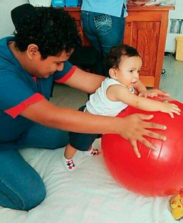 Estimulación temprana a bebés mejora su desarrollo