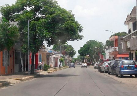 Agarran el par vial como pista de carreras
