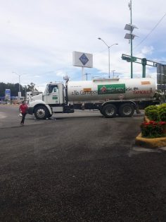 Normalistas bloquean por falta de pagos