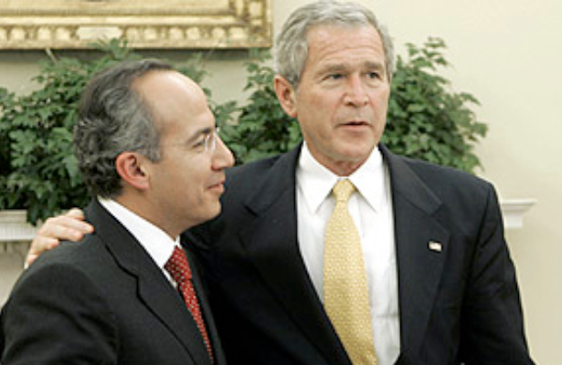 Foto de Associated Press, 2006. “Bush y Calderón acuerdan trabajar para frenar la inmigración ilegal de México a EEUU”.