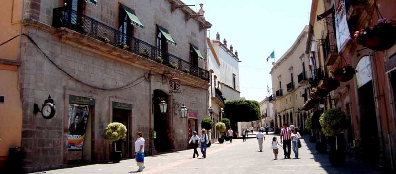 Los andadores del Centro Histórico de Querétaro representan un espacio de convivencia que favorece la salud de los paseantes, la economía de los Establecimientos y desde luego al sector turismo.