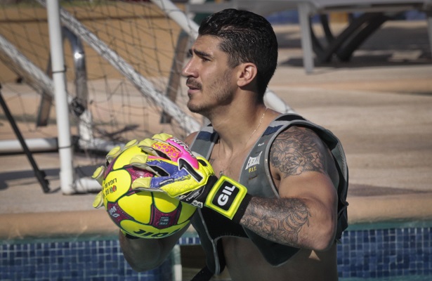 No cesan las actividades de los porteros de Gallos Blancos en los entrenamientos de pretemporada.