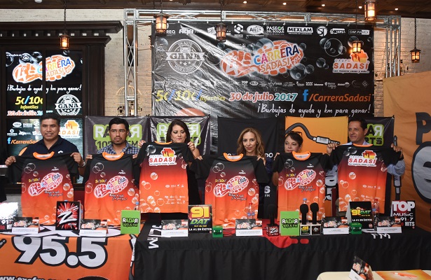 La playera que se entregará a los participantes en la 4ª Carrera Sadasi, fue presentada por los organizadores de la justa deportiva. (Foto: Martín Venegas).