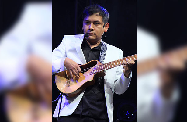 A través de su música busca integrar los recursos literarios, la décima e improvisar.