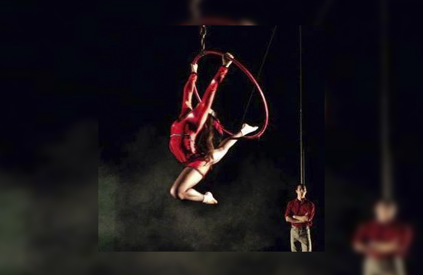 ”Black Charlotte” mezcla danza contemporánea, acrobática y elementos circenses.