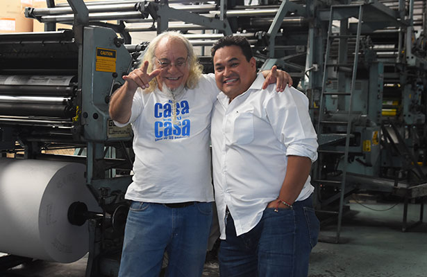 JULIO César Cervantes “El diablo” y Alfonso Ortiz, miembros del Comité Organizador, aspiran que al ser un festival puedan ser candidatos para obtener recursos económicos y así expandir la oferta musical del Queretablues. Fotos: Miriam Martínez