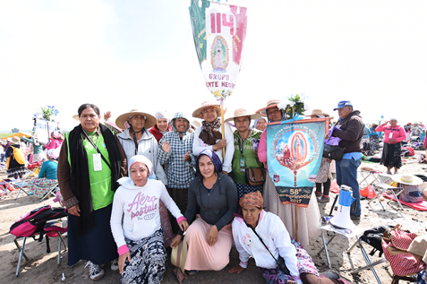 TAMBIÉN las peregrinas necesitan tener un colchón de dinero para solventar los gastos que se generan en el camino.Fotos: Hugo Camacho
LOS GASTOS que más realizan son el pago de alimentos, hospedaje y regaderas.Fotos: Hugo Camacho
EL APOYO entre compañeras se refleja durante todo el camino, al compartir la comida que llevan.Fotos: Hugo Camacho
DURANTE cada parada un grupo de comerciantes instalan sus puestos para ofrecer diferentes productos a las peregrinas.Fotos: Hugo Camacho
A LO largo de los años ha ido cambiando la peregrinación, reconoce Francisca Jaime.Fotos: Hugo Camacho
EL GRUPO de Santa María Magdalena reconoció que sus gastos son limitados.Fotos: Hugo Camacho