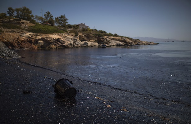 Grecia intenta contener la contaminación de petrolero naufragado cerca de Atenas.