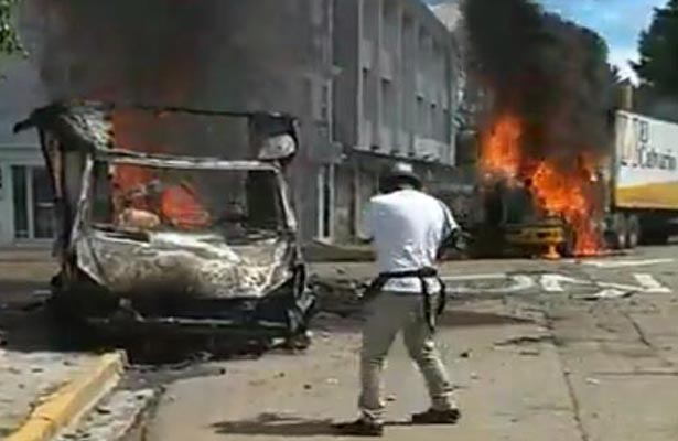 Un grupo armado, atacó a locales de la policía, bomberos y un centro geriátrico, en Coroneo.