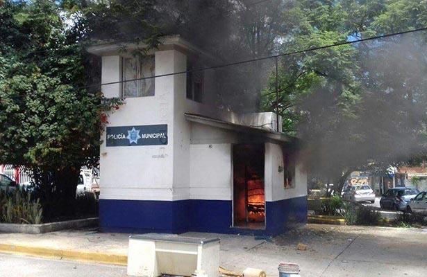 Un módulo de policía ardió en llamas luego de artero ataque por parte de un comando armado.