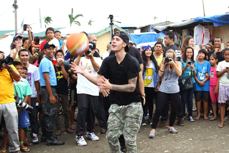 Para Justin Bieber, "la verdadera felicidad" está en momentos solidarios como el que vivió en Filipinas. Foto: Str (EFE).