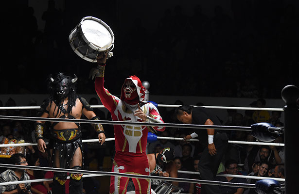 LOS RUDOS, Black Taurus y el Hijo de LA Park hicieron uso de todas sus marrullerías y al final consiguieron salir con el brazo en alto del Coso de la Colonia España.