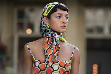 La modelo argentina Mica Arganaraz presenta una creación de la colección Primavera/Verano 2018 Ready for Wear del diseñador belga Anthony Vaccarello para Saint Laurent durante la Semana de la Moda de París . EFE/ETIENNE LAURENT