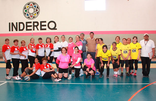 EDWARD Sánchez del Río y Fernando Larios, premiaron a los equipos que participaron en los Juegos Deportivos y Recreativos con motivo de los festejos del mes patrio, en El Tintero.