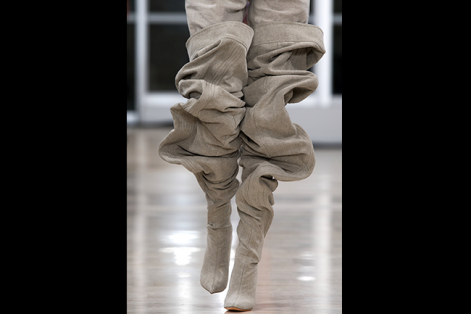 Una modelo presenta una creación de la colección Primavera/Verano 2018 Ready to Wear del diseñador belga Glenn Martens para Y/Project durante la Semana de la Moda en París (Francia). EFE/Caroline Blumberg