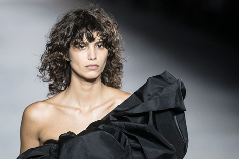 Una modelo presenta una de las propuestas para la primavera/verano 2018 de los diseñadores Men Louena, Lea Sabban y Jerry Journo durante la Semana de la Moda de París (Francia) . EFE/CAROLINE BLUMBERG