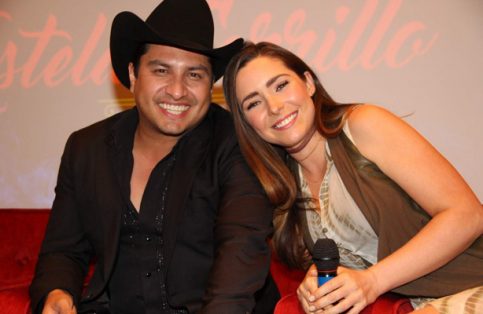 Julión Álvarez y Ariadne Díaz. Él incluirá el tema de la telenovela en su más reciente producción discográfica. Foto: Kike Muñoz