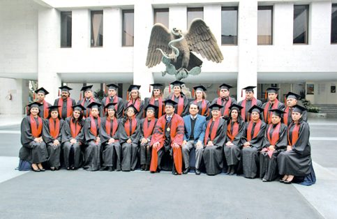 ALUMNOS de la carrera de Derecho con el rector Marco Antonio Conde Pérez y el padrino de la Generación, Hilario Arenas, Presidente Fundador del Observatorio Ciudadano.