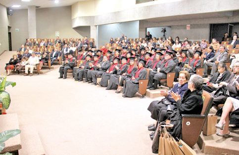 Grupo de egresados de la Primera Generación, en el Auditorio del Congreso del Estado.
