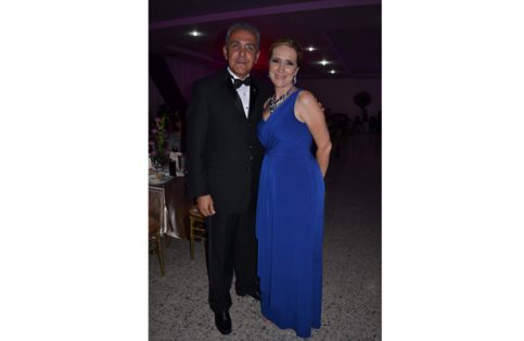 Marcos Agustín Aguirre Ranero con su esposa Gaby Reva.