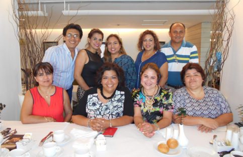 La cumpleañera Dulce Severino con sus compañeros de trabajo.