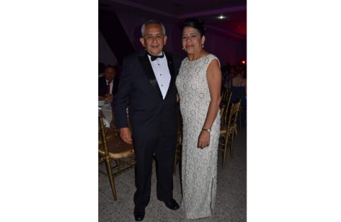 Juan Carlos Amores Salazar con su esposa Lolita Farías.