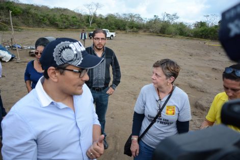 El fiscal Jorge Winckler durante el recorrido en las fosas clandestinas de Colinas de Santa Fe. Foto: Raúl Solís