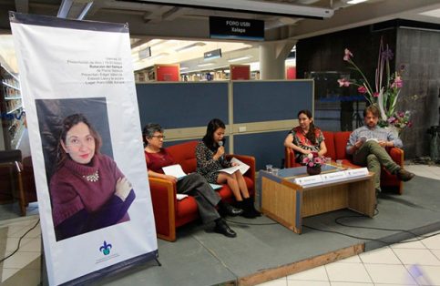 Durante la presentación del poemario Rotación del tiempo.