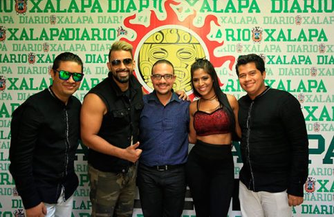 Aquí flanqueando a su mánager y con su bajista Humberto y su arreglista musical Jesús.