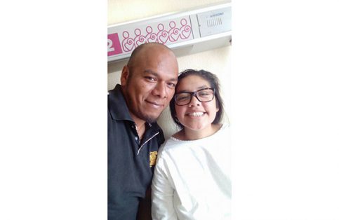 Con su hija Sury después de pasar momentos de angustia en el hospital.