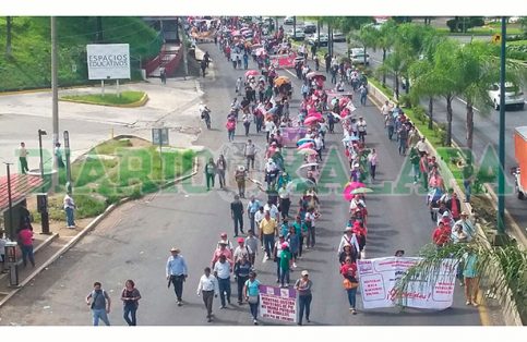 Marchan maestros veracruzanos para protestar contra reforma educativa