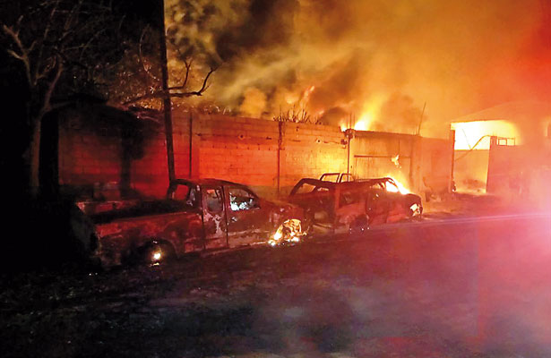 Veracruz: ARDE 10 autos en taller mecánico en Sayula; Guardaban combustible ROBADO. Noticias en tiempo real