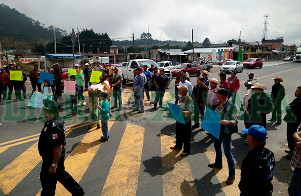 Productores de leche bloquean carretera federal México-Veracruz en La Joya Productores de leche bloquean carretera federal México-Veracruz en La Joya
