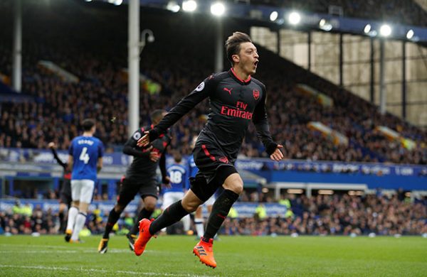 Mesut Özil renovó con el Arsenal hasta 2021 Mesut Özil renovó con el Arsenal hasta 2021