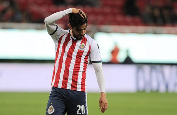 Rodolfo Pizarro se queja del arbitraje ante Santos