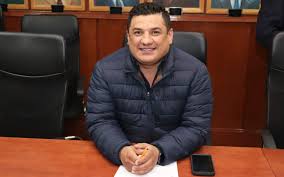 El medallista Cristian Bejarano ve a Rogelio Romero en el podio de