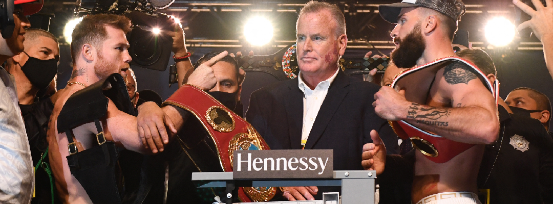 'Canelo' Álvarez y Caleb Plant libran la báscula en un hostil pesaje