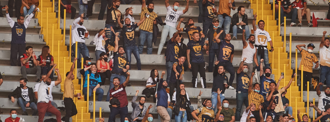 Aficionados de Pumas son golpeados por policias a las afueras del Jalisco _ VIDEO