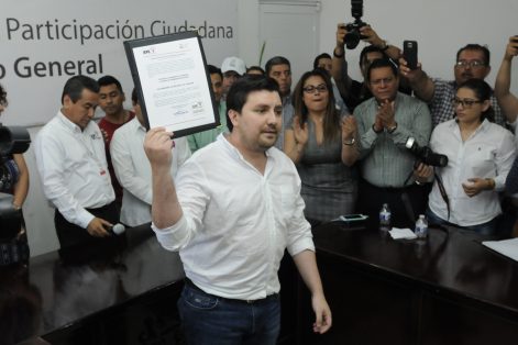 IEPC entrega constancia a Luis Fernando Castellanos Cal y mayor