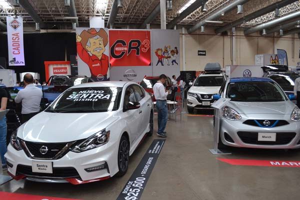 Exponen agencias de autos sus mejores vehículos en la Expo Automotriz
