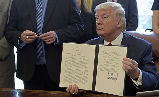 Donald Trump ordenó hoy al Departamento de Comercio una investigación federal para determinar si el acero importado a Estados Unidos perjudica la seguridad nacional del país Foto: AP