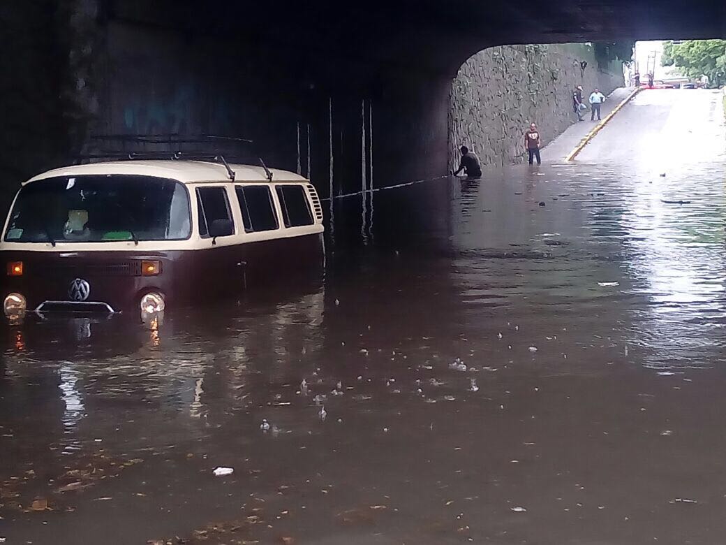 Se presentaron inundaciones y vehículos varados en Guadalajara