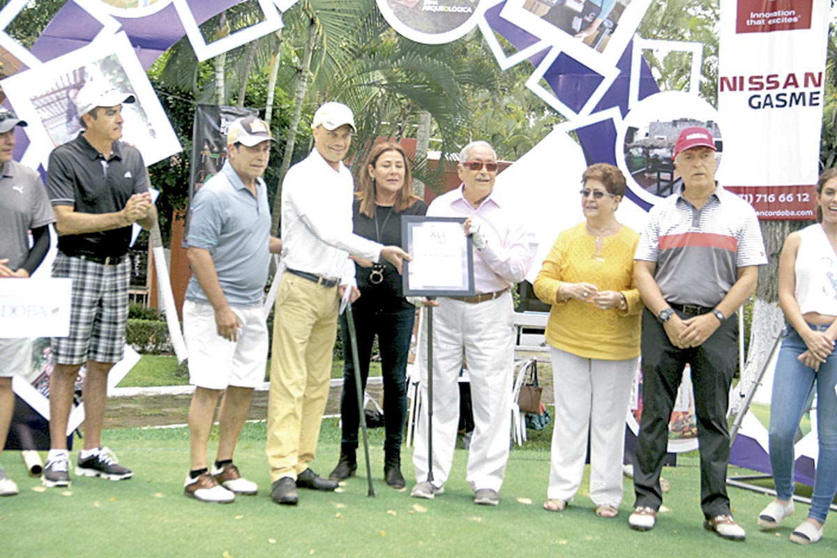Momentos en que el presidente del Campestre, Emilio Bueno le entrega el reconocimiento a don Pepe Gorbeña, acompañado de toda su familia y teniendo como testigo a la regidora Fernández. / Foto: Rufino Castro