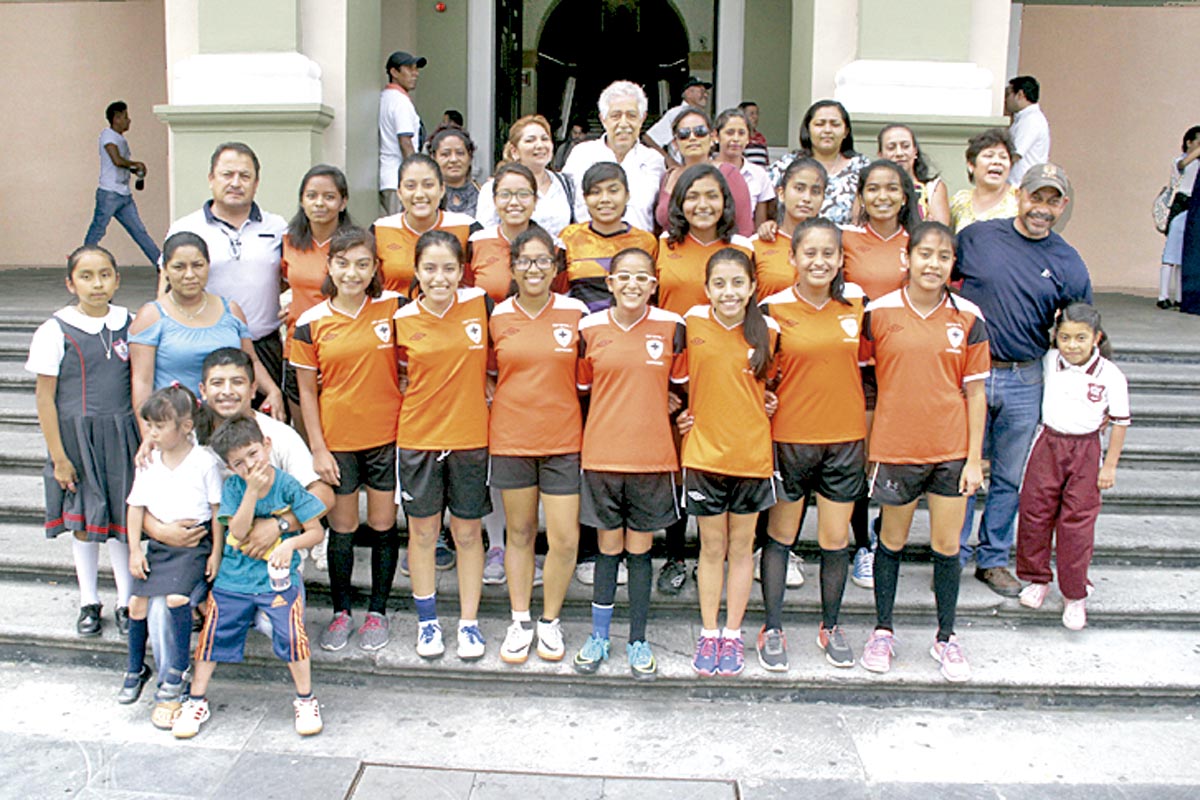 La Selección de futbol femenil de la secundaria General Uno, se van al nacional intersecundarias a celebrarse el fin de semana en Guadalajara. Se acercaron al alcalde para solicitar apoyo para viajar y la respuesta fue positiva. / FOTO: calvario