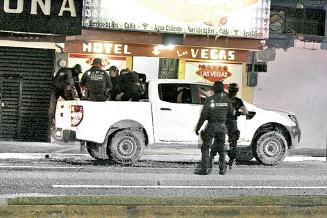 Seis detenidos en cateo de hotel