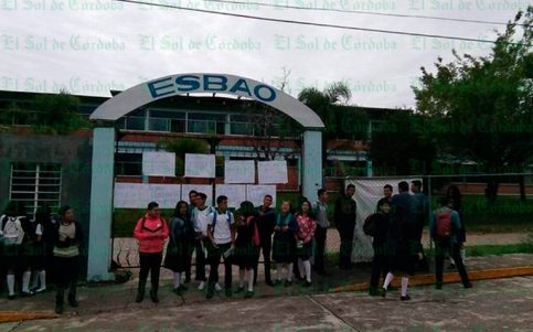 Alumnos toman la Esbao, exigen ser escuchados por las autoridades educativas