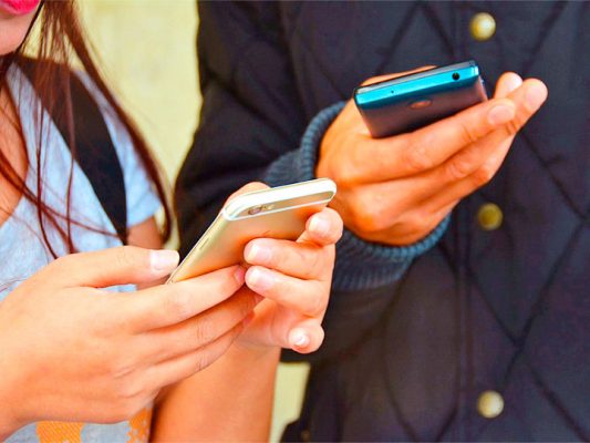 Hoy en día los estudiantes usan el teléfono celular en diversos ámbitos de su vida cotidiana.