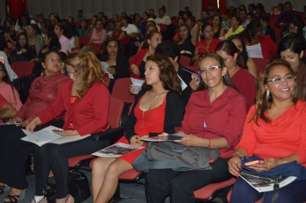 los asistentes escucharon mensajes de felicitación por su logro.
